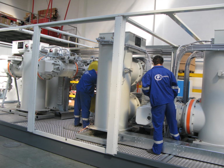 Precyzyjne pozycjonowanie modułu rozdzielnicy GIS 110 kV podczas montażu w budynku stacji energetycznej.